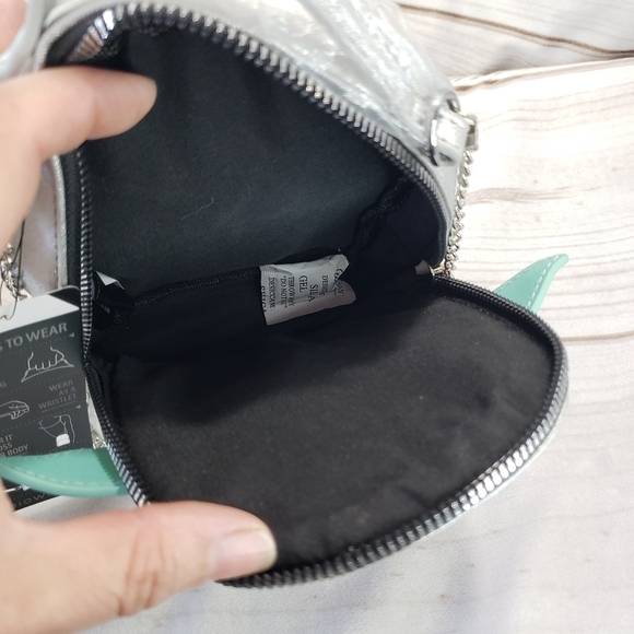 Bioworld Mandalorion Grogu The Child Convertible Crossbody Wristlet Belt Bag New - Picture 9 of 15